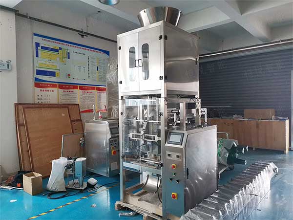 全套粉体自动91看片网址流水线由螺杆计量机、真空上料机、成品输送机组成